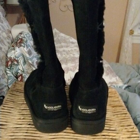 UGG    - Picture 1 of 8